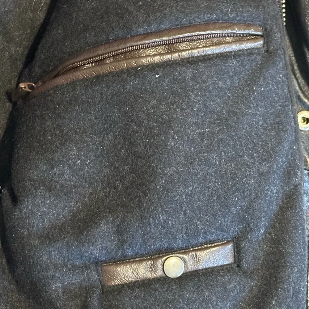 Wilsons Leather Black Bomber Jacket Men's
Medium Thinsulate Insulation RN 69426 - Picture 13 of 15